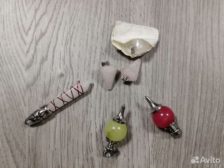 Маятники, кулоны, камень