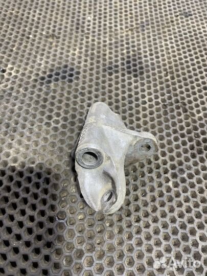 Кронштейн генератора Audi 80 B4 2.6 ABC Ауди