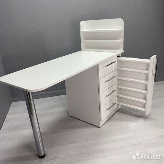 Маникюрный стол новый