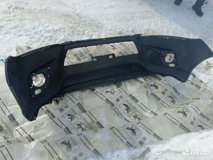 Передний бампер toyota hilux 2018г оригинал