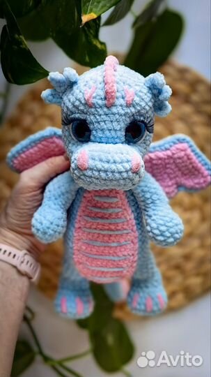 Вязаный дракончик символ 2024 года ручная работа