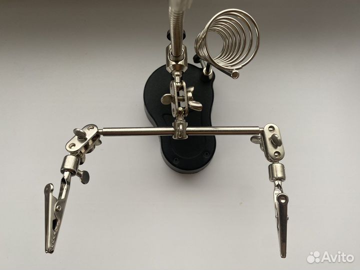 Третья рука для пайки с подсветкой и лупой