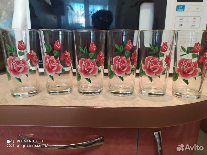 Хрустальные бокалы и разная посуда