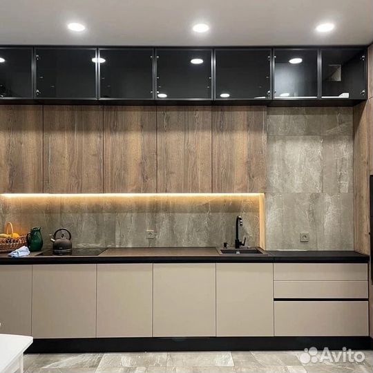 Кухня до потолка с подсветкой