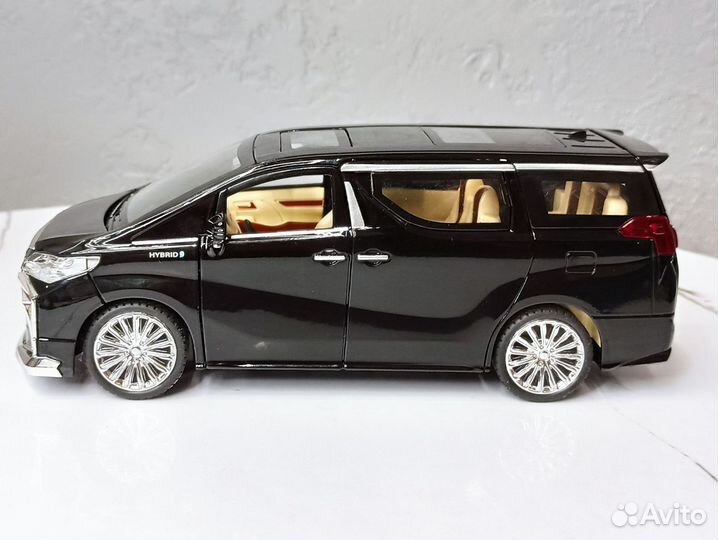 Модель автомобиля Toyota Alphard 1:24