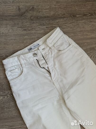 Джинсы белые zara брюки