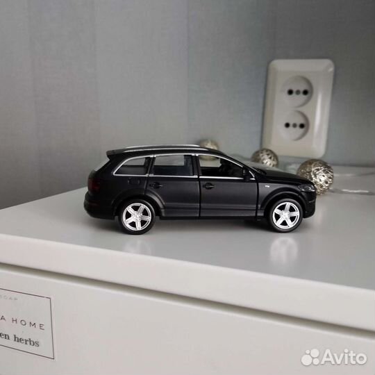 Модель машины. Audi Q7 V12. 1:36