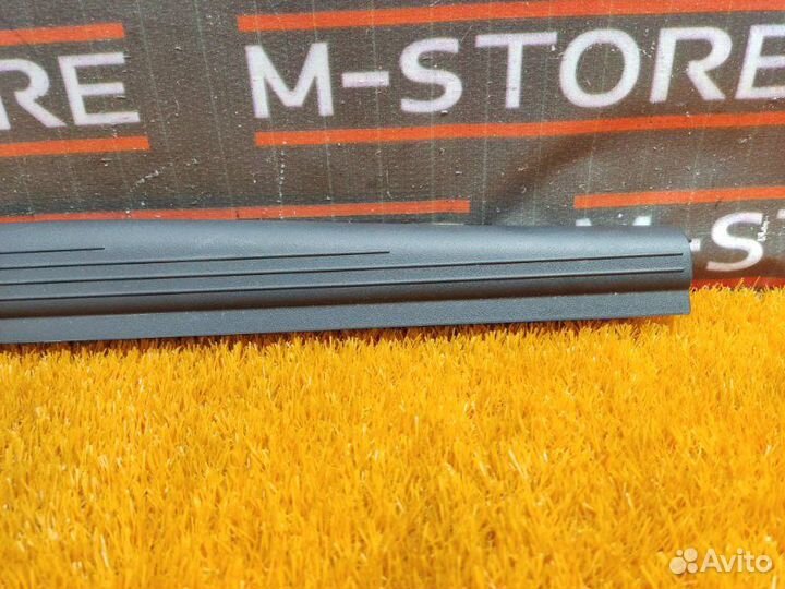 Накладка на порог салона передняя правая