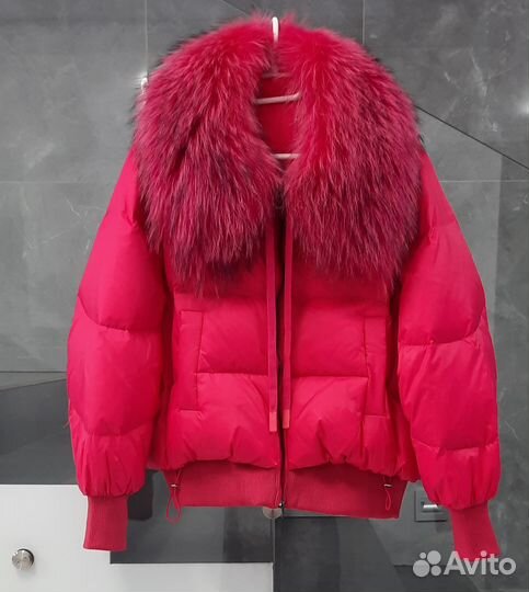 Женский пуховик натуральный мех цвет фуксия