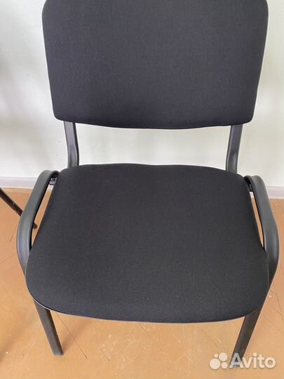 Офисный стул, мягкий из черной ткани. Новый