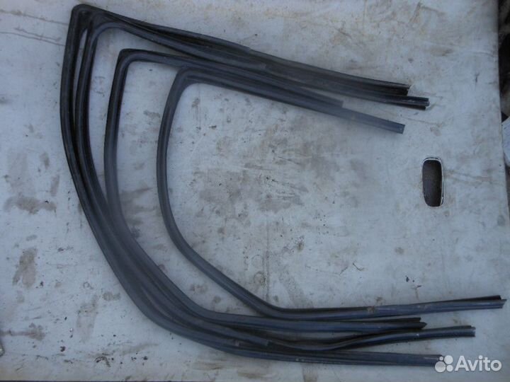 Уплотнитель стекла двери Renault Logan 2005-2014