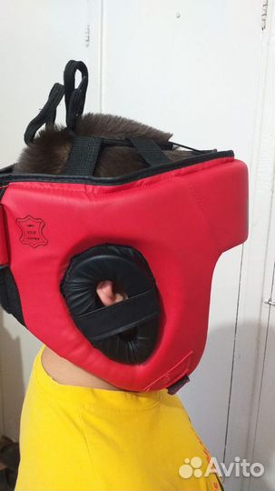 Боксерские перчатки и шлем