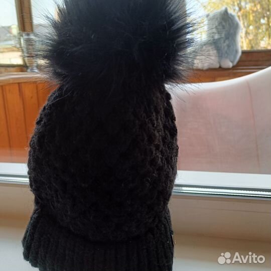 Шапки женские и один комплект с шарфом