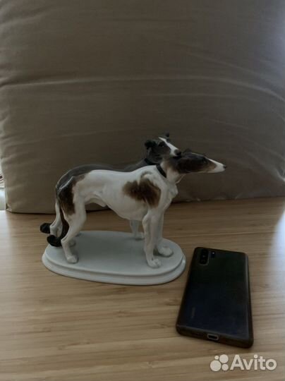 Фарфоровая статуэтка Собаки