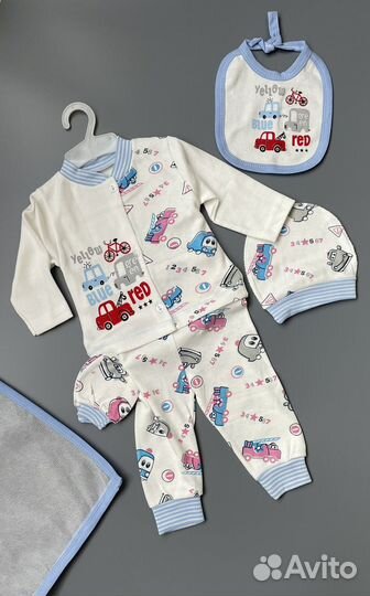 Набор детский: шапка, штанишки, кофта, нагрудник