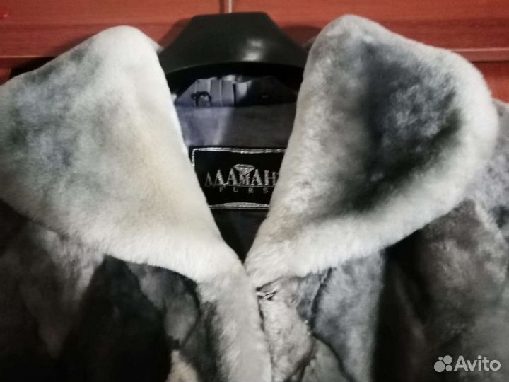 Шуба мутон. Длина 95 см. Серо голубая, практически