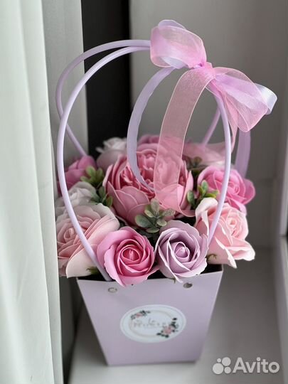 Букет цветов в корзинке на 8 марта