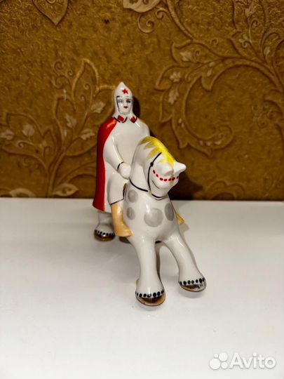 Фарфоровая статуэтка буденовец на коне
