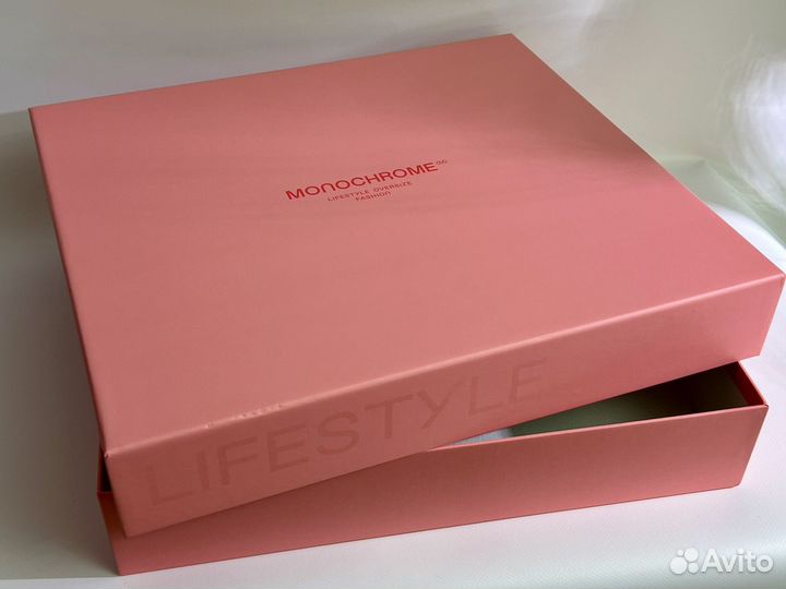 Большая розовая коробка Monochrome