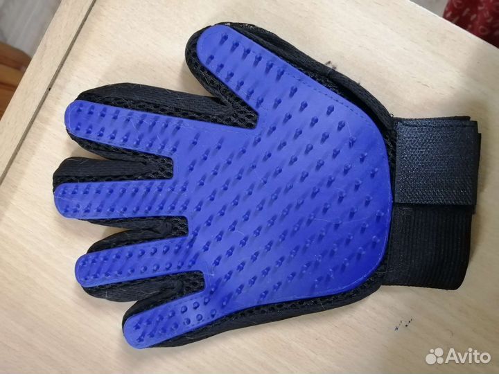 Перчатка для вычесывания шерсти