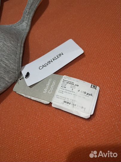 Топ Calvin Klein. Бюстгальтер Calvin Klein