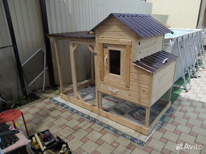 Компактный курятник для семьи не крупных курочек