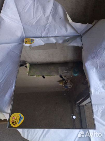 Зеркало с полочкой