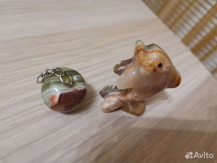 Сувениры из оникса (дельфин, яблоко)