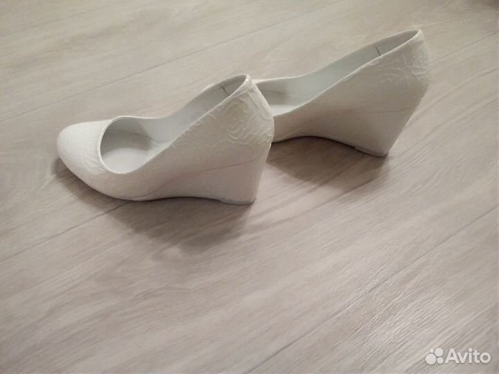 Туфли женские, белые, размер 38