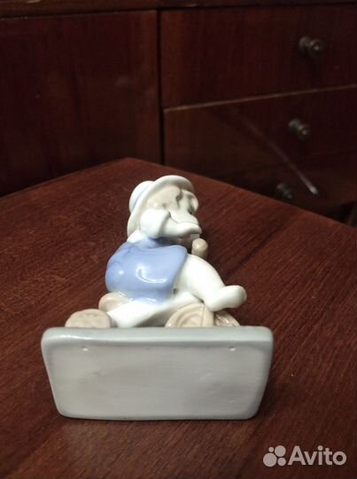 Фарфоровая статуэтка Мальчик на велосипеде