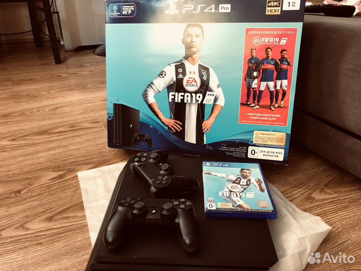 PS4 Pro 1 tb два джойстика, игра на диске