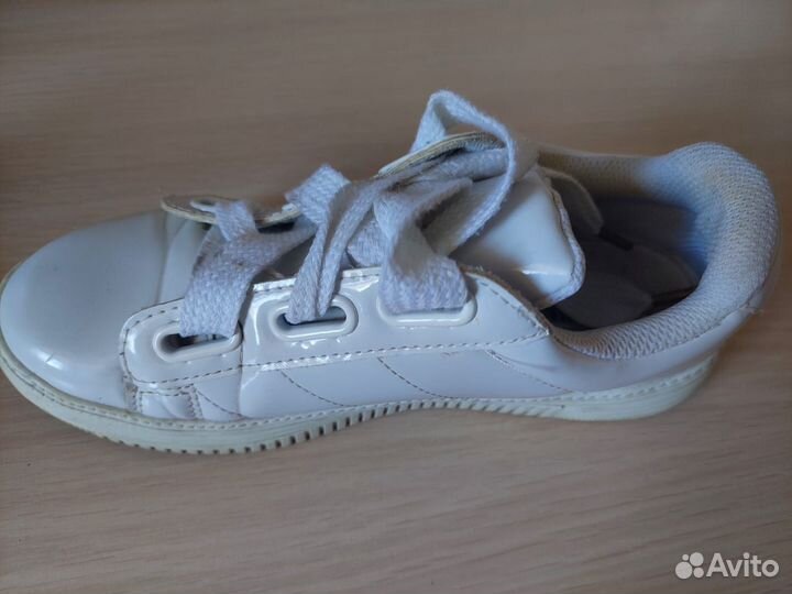 Кроссовки белые