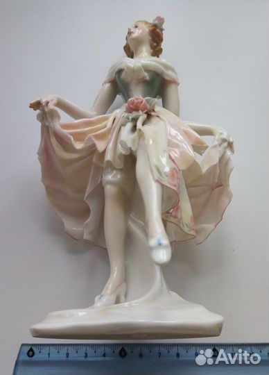 Статуэтка фарфор
