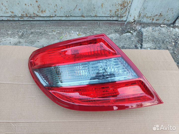 Фонарь задний левый Mercedes W204 новый оригинал