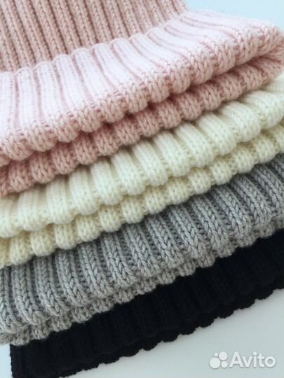 Шапка белая с натуральным помпоном, ог 56