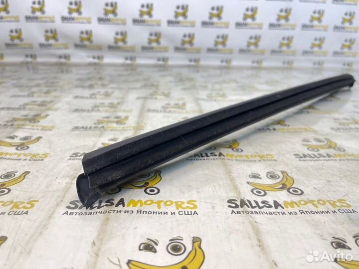 Уплотнитель стекла двери задний правый Volkswagen