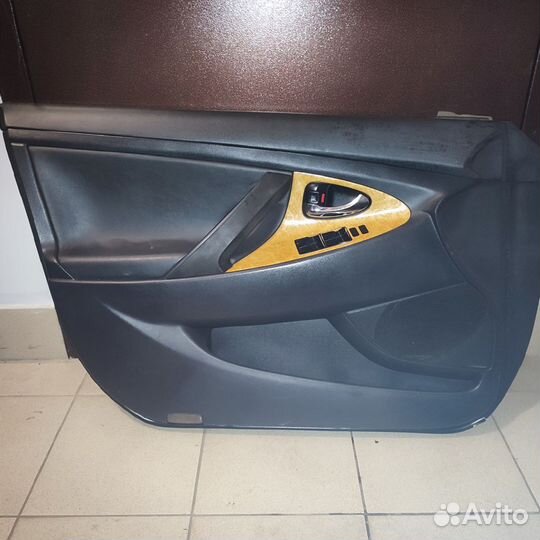 Обшивка водительской двери Camry 40