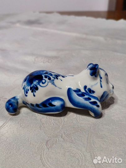 Кот на полку, кошка сувенир гжель