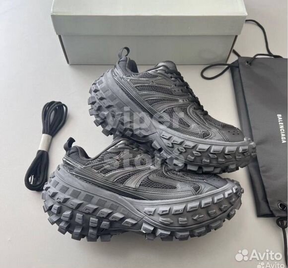 Кроссовки balenciaga defender на руках