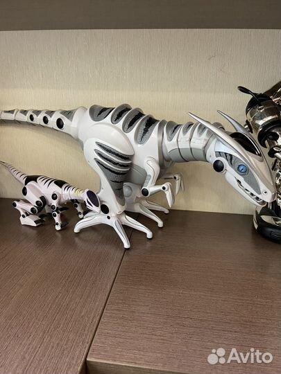 Робот динозавр