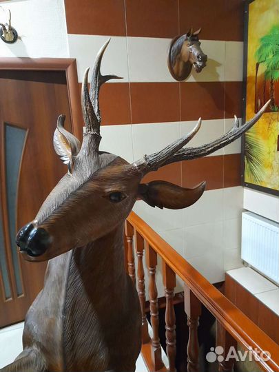 Статуя оленя из дерева