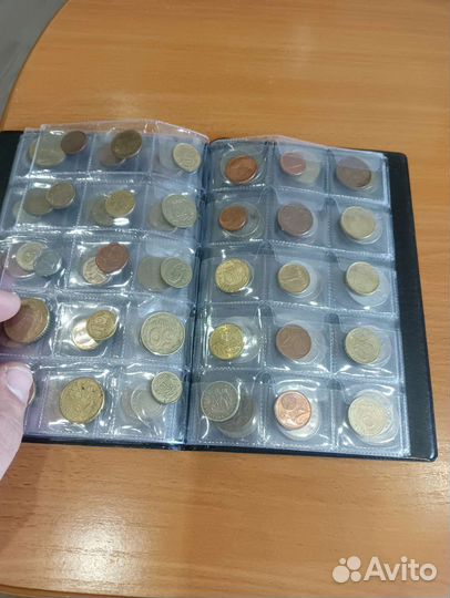 Альбом с иностранными монетами 120 шт