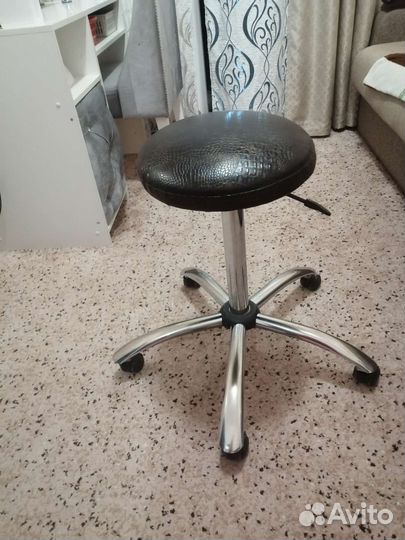Стул для мастера педикюра