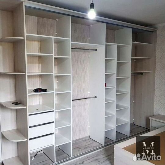 Шкаф-купе с зеркалом