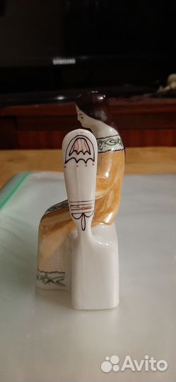 Фарфоровая статуэтка девушка с веретеном