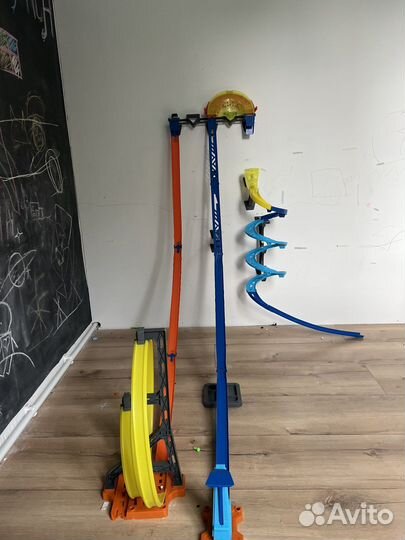 Автотрек hot wheels к стене винтовой