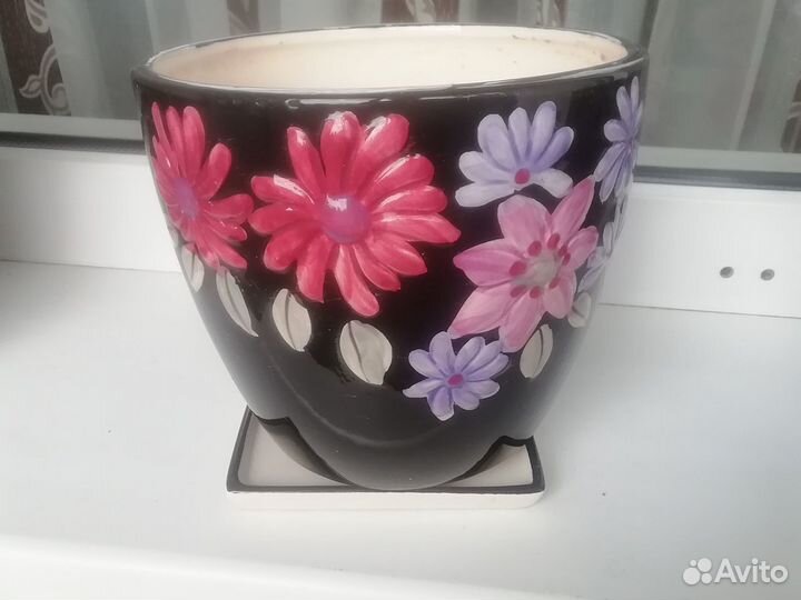 Цветочные горшки разные и лейка