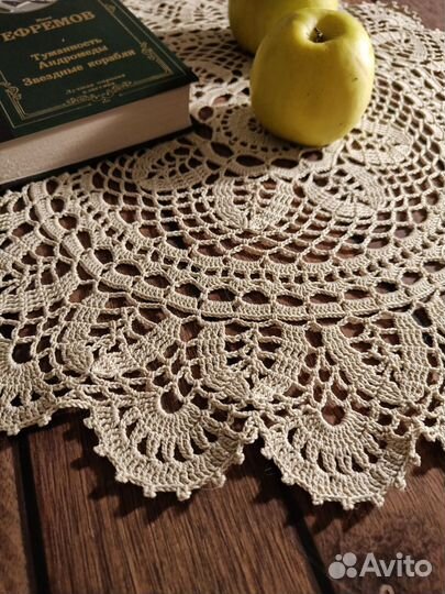 Салфетка вязаная интерьерная