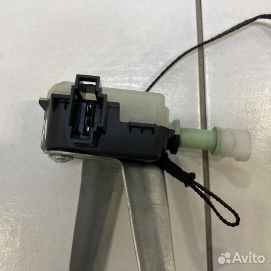 Замок лючка бензобака Toyota Avensis T270 ZRT271 2