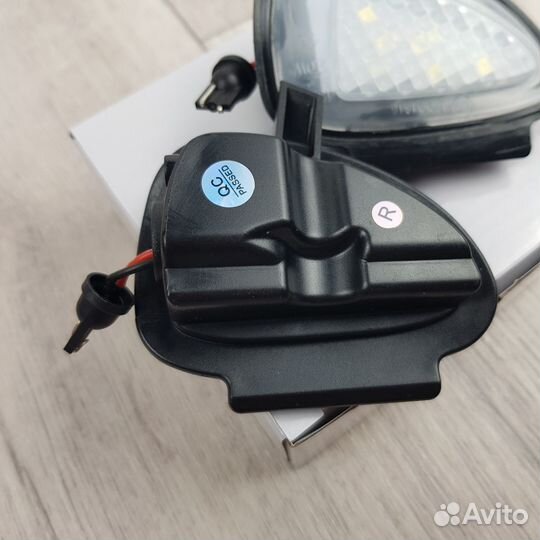 Подсветка в зеркала на Volkswagen Golf 6 Touran 1